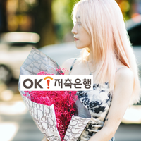 꽃을 들고 있는 여자