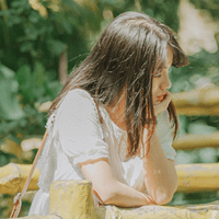 고민을 하고 있는 여자