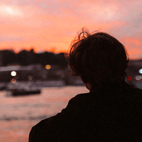 먼 바다와 배를 보는 사람 - 강원랜드 전당포