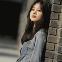 벽에 기대어 있는 여자