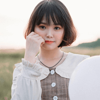 볼에 손을 대고 앞을 보고 있는 여자