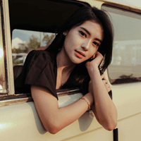 차에서 밖을 보고 있는 여자