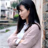 우울한 표정으로 앞을 보고 있는 여성