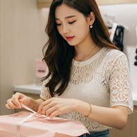 계산대에서 제품을 포장하고 있는 모습