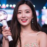 콘서트에서 야광봉 흔드는 모습