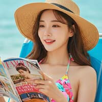 비치 체어에서 잡지 읽는 여유로운 모습