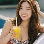 수영장 옆 썬베드에 누워 주스를 마시는 모습