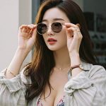 수영복 위에 셔츠 입고 선글라스 고르는 장면