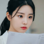 서류를 보고 있는 여자