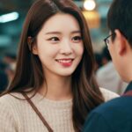 시장 상인과 웃으면서 대화하는 장면