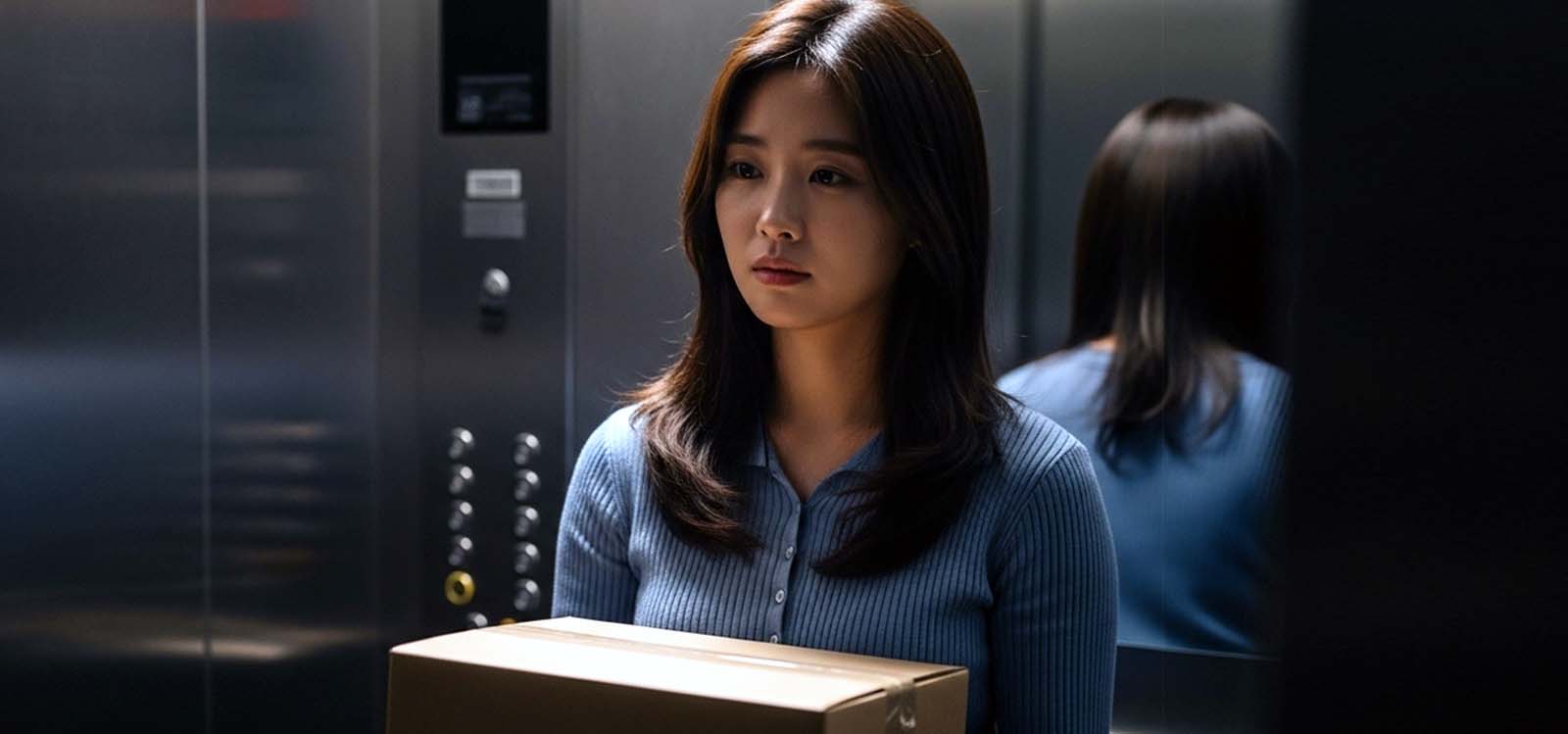 엘리베이터 안에서 마지막 출근길을 마무리하는 표정