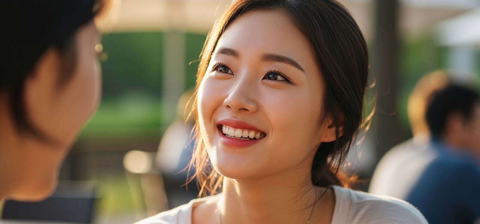 친구와 길거리에서 웃으며 이야기하는 모습