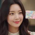 카드를 들고 있는 여자