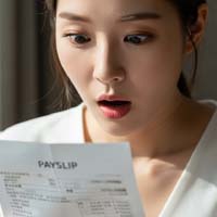 급여명세서를 보고 놀라는 여자