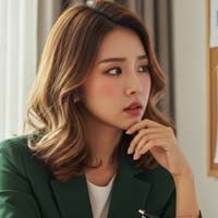 벽면의 종이 차트를 바라보며 생각하는 모습