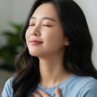 핸드폰을 들고 안도한 듯한 표정의 장면