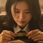 사진을 보고 있는 여자