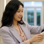 의류 부티크에서 옷을 정리하는 모습