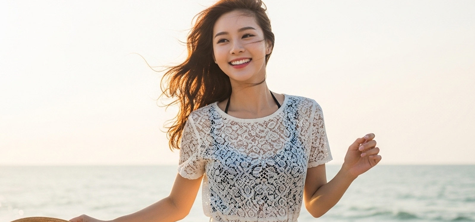 바닷가에서 모자를 잡으며 달리는 모습