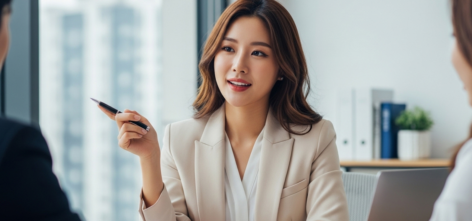 회의에서 프레젠테이션을 진행하는 직장인 여성