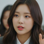 대학 토론 수업에서 열정적으로 의견을 발표하는 모습