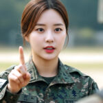 병사들과 작전을 논의하는 여성 군간부