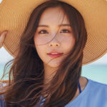 휴양지에서 바람에 머리카락이 흩날리는 순간