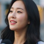 음악 페스티벌에서 라이브 공연에 몰입한 모습