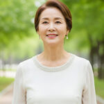 공원 길을 천천히 걸으며 산책하는 모습