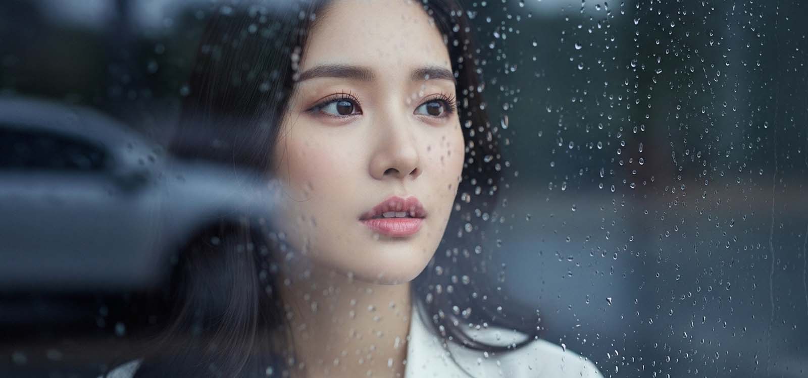 비 오는 날 창가에서 빗소리를 즐기는 모습