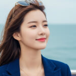 해변에서 바람에 머리가 흩날리는 모습