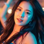 야외 페스티벌에서 춤추는 모습