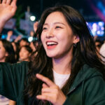 캠퍼스 축제에서 친구들과 응원봉 흔들며 공연 즐기는 모습