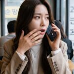 낯선 번호 전화를 받고 놀라는 모습