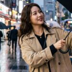 우산을 펼치는 모습