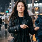 비 오는 거리에서 우산 정리