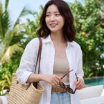 리조트 정원을 산책하는 모습