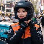 헬멧을 착용하며 배달을 준비하는 모습