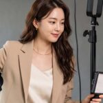 프리랜서가 촬영 현장에서 소품을 정리하는 모습