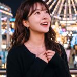불꽃놀이를 바라보며 환하게 웃는 모습