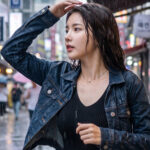 갑자기 쏟아지는 비를 피해 처마 아래로 뛰어가는 모습