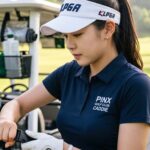 라운드 전 골프클럽을 정리하는 캐디