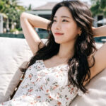 썬배드에서 휴식하고 있는 여자
