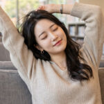 소파에서 편하게 쉬는 대학생