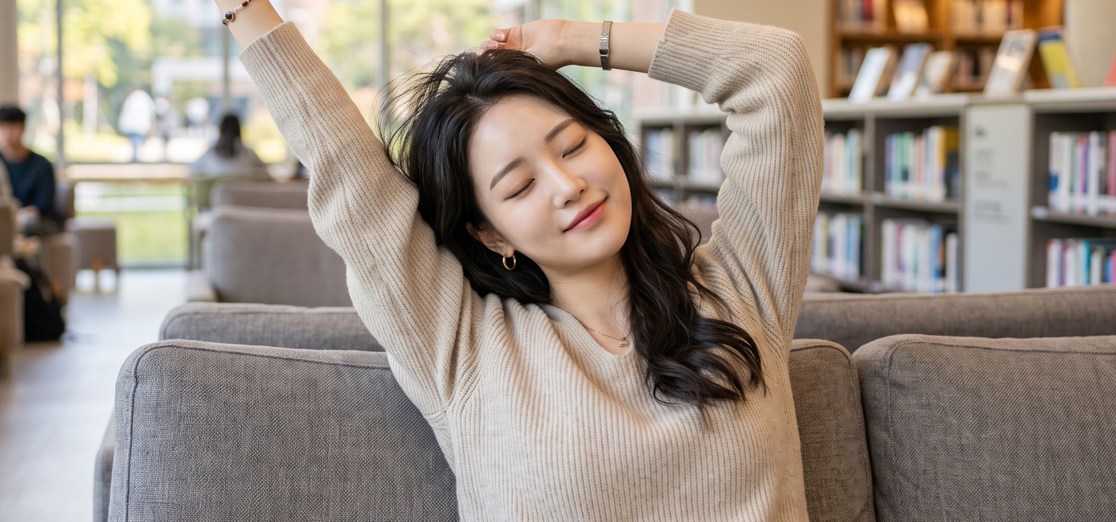 소파에서 편하게 쉬는 대학생