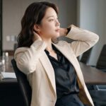 회사 건물 앞 벤치에서 햇빛을 쬐며 쉬는 직장인
