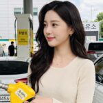 주유소에서 직접 주유하는 모습