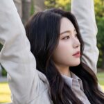 캠퍼스 벤치에서 스트레칭하며 쉬는 모습