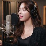 연습실에서 노래 부르는 싱어송라이터