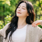 공원 벤치에 앉아 햇살을 즐기며 쉬는 모습